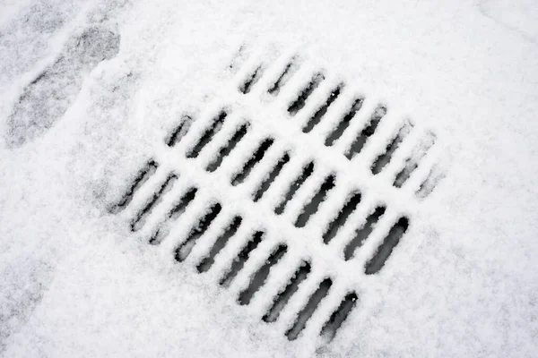 Gros Plan Réseau Métallique Drainage Recouvert Par Neige Dans Rue — Photo