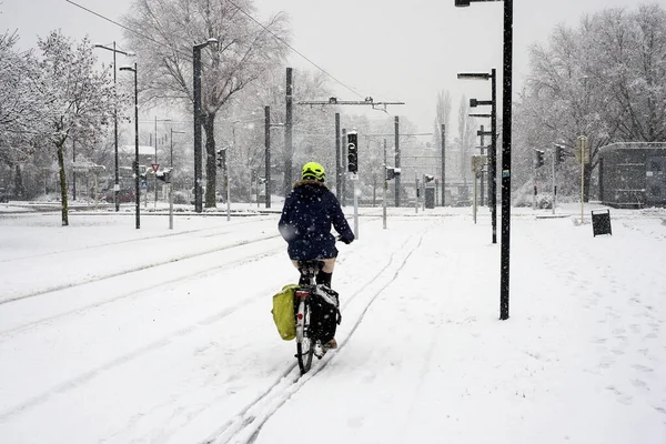 Retrato Vista Posterior Mujer Bicicleta Por Día Nevado — Foto de Stock