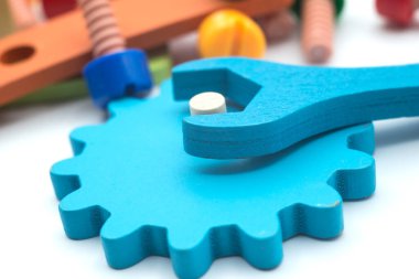 Beyaz arka planda renkli ahşap oyuncaklara yakın plan