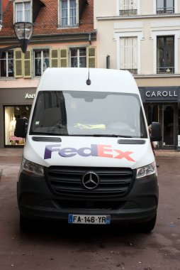 Mulhouse - Fransa - 30 Ocak 2021 - Caddeye park etmiş Fedex dağıtım kamyonunun ön görüntüsü