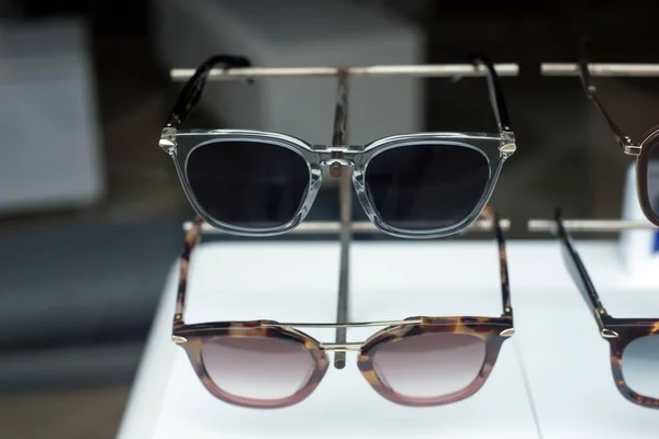 Nahaufnahme Einer Sonnenbrillen Kollektion Showroom Eines Optikergeschäfts — Stockfoto