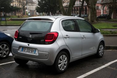 Mulhouse - Fransa - 31 Ocak 2021 - Gri Citroen C1 arabasının arka görüntüsü sokağa park edildi
