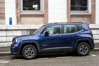 Mulhouse - Fransa - 31 Ocak 2021 - Sokağa park etmiş Mavi Jeep kaçak arabasının profil görüntüsü