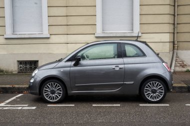 Mulhouse - Fransa - 31 Ocak 2021 - Gri Fiat 500 otomobilinin profil görüntüsü, sokağa park edilmiş ünlü İtalyan markası.