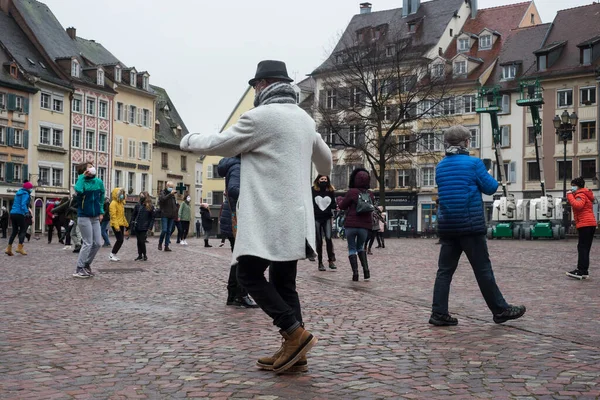 Mulhouse Franciaország 2021 Január Utcán Táncoló Emberek Látképe Kovid Járvány — Stock Fotó