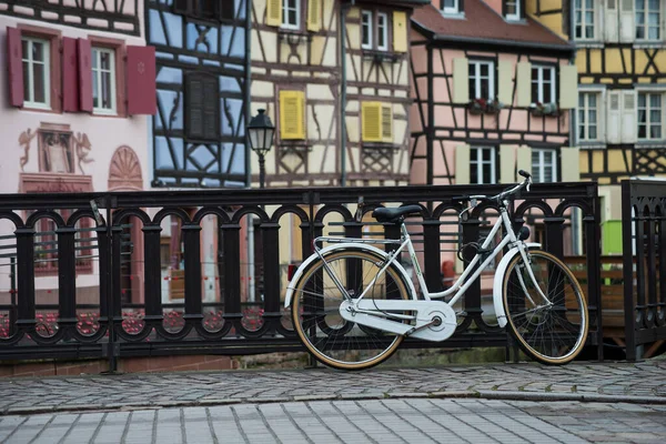 Blick Auf Retro Fahrrad Vor Typischem Architekturhintergrund Colmar Frankreich — Stockfoto