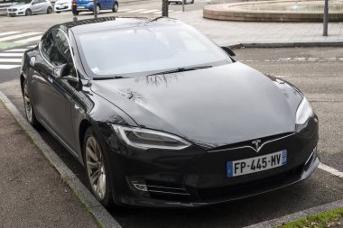 Colmar - Fransa - 2 Şubat 2021 Siyah Tesla arabasının ön görüntüsü, caddeye park edilmiş ünlü Amerikan elektrikli arabaları.