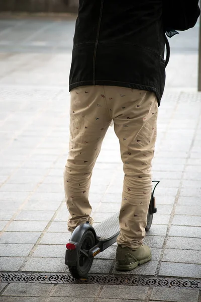 Close Van Benen Van Mens Elektrische Scooter Straat — Stockfoto