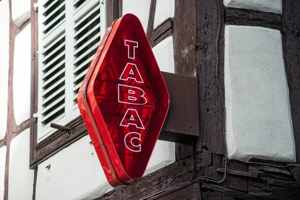 红标签与法文版Tabac的特写 烟草在英语中的引申 — 图库照片