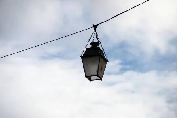 Gros Plan Lampadaire Vintage Suspendu Sur Câble Dans Rue Sur — Photo