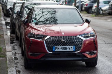 Strasbourg - Fransa - 4 Şubat 2021 - Caddeye park edilmiş kırmızı Citroen DS3 SUV aracı önü