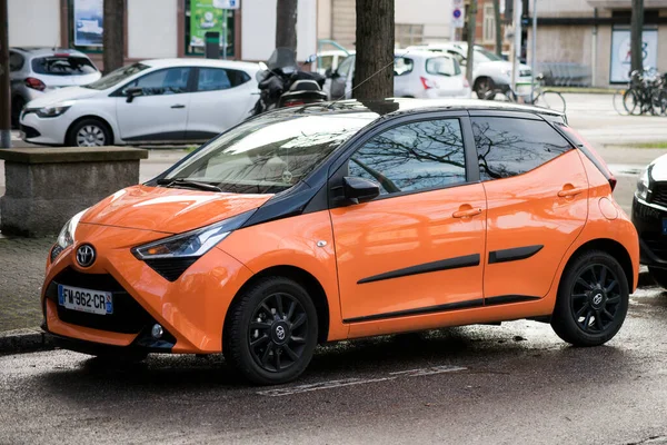 Strasbourg Franciaország 2021 Február Narancssárga Toyota Yaris Utcán Parkol — Stock Fotó