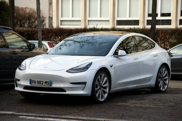 2021年2月4日 法国斯特拉斯堡 停在街上的白色Testa车的后视镜 Tesla是美国著名的电动汽车品牌 — 图库照片
