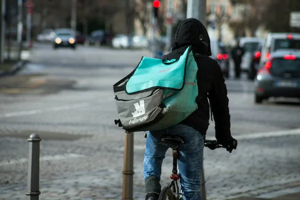 Страсбург Франция Февраля 2021 Портрет Курьера Рюкзаком Deleveroo Велосипеде Улице — стоковое фото