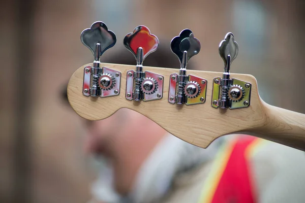 Perda Instrumento Baixo Guitarra Tocando Rua — Fotografia de Stock