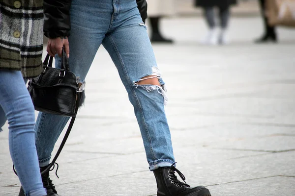 Nahaufnahme Der Beine Eines Mädchens Mit Zerrissenen Blauen Jeans Das — Stockfoto