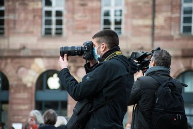 Strasbourg - Fransa - 4 Şubat 2021 - Sokakta Nikon kamerasıyla fotoğraf çeken Fransız muhabir portresi