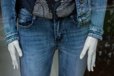 Kadınlar için bir moda mağazasında mavi kot pantolon ve manken üzerine ceket yakın plan