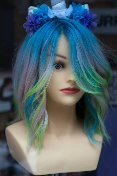 Zbliżenie Głowy Manekina Kolorowymi Włosami Salonie Fryzjerskim — Zdjęcie stockowe