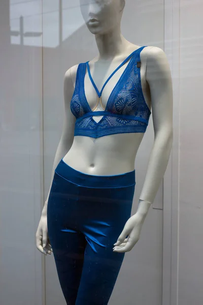 女性のショールームのためのファッション店でマネキンの青いブラジャーと青いレギンスの閉鎖 — ストック写真