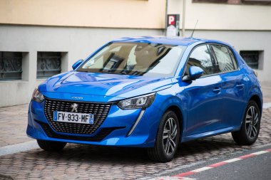 Mulhouse - Fransa - 7 Şubat 2021 - Yeni mavi Peugeot 208 'in sokak manzarası