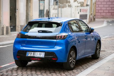 Mulhouse - Fransa - 7 Şubat 2021 - Yeni mavi Peugeot 208 'in sokak manzarası