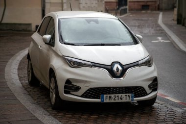 Mulhouse - Fransa - 7 Şubat 2021 - Beyaz Renault Zoe elektrikli arabasının önü sokağa park edilmiş