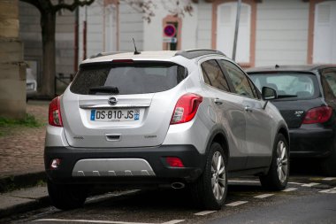 Mulhouse - Fransa - 7 Şubat 2021 - Gri Opel Mokka 'nın arka görüntüsü, ünlü Alman SUV aracı caddeye park etti.