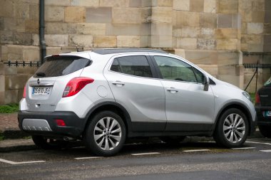 Mulhouse - Fransa - 7 Şubat 2021 - Gri Opel Mokka 'nın profil görüntüsü, sokağa park etmiş ünlü Alman SUV aracı