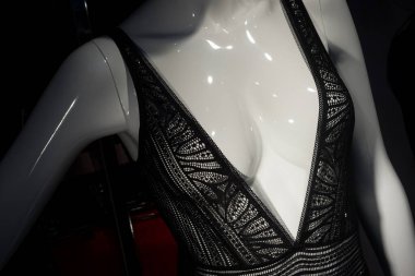 Moda mağazasının vitrininde siyah iç çamaşırlarına yakın çekim.