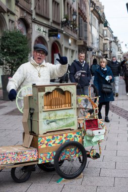 Strasbourg - Fransa - 5 Şubat 2021 Sokakta bir fıçı orguyla oynayan adamın portresi 