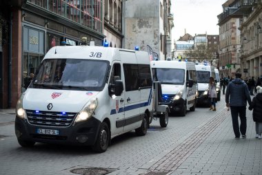 Strasbourg - Fransa - 5 Şubat 2021 - Fransız polis kamyonlarının sokaktaki ünlü CRS çevik kuvvet polisinin görüntüsü