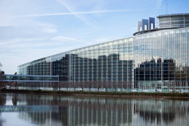 Strasbourg - Fransa - 5 Şubat 2021 - Avrupa Parlamentosu 'nun Il Nehri sınırındaki meşhur manzarası