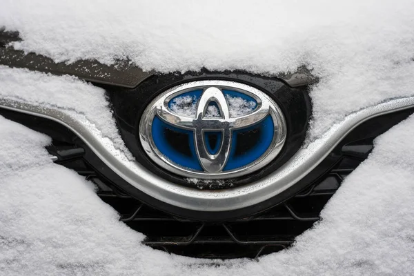 Сніг Зима Логотип Спереду Джапан Машина Тойота Японець Тойота Автомобіль — стокове фото