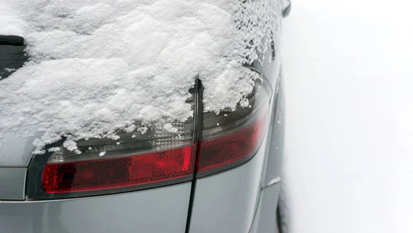 Крупним Планом Заднє Світло Автомобіля Припаркованого Вулиці Вкритому Снігом — стокове фото