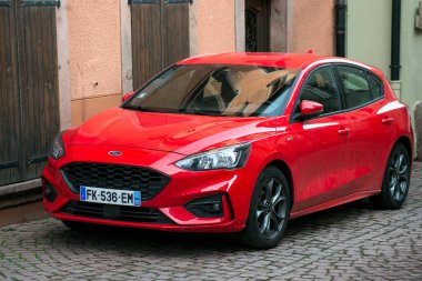 Ribauville - Fransa - 18 Şubat 2021 - Caddeye park edilmiş kırmızı Ford Focus 'un ön görüntüsü