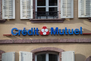 Ribauville - Fransa - 18 Şubat 2021 - Bankanın ön cephesinde karşılıklı kredi tabelası