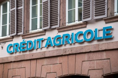 Ribauville - Fransa - 18 Şubat 2021 - Bankanın dış cephesindeki Credit agricole tabelasının kapatılması
