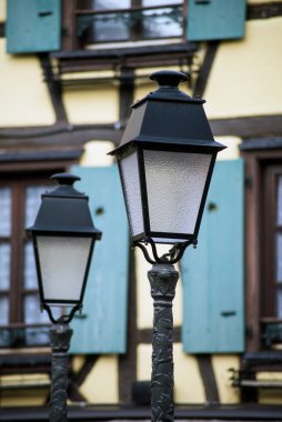 Tipik bir Fransız Alsas köyünde retro sokak lambasına yakın çekim 