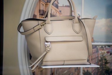 Mulhouse - Fransa - 21 Şubat 2021 - Lüks bir moda taşında bej renkli deri çantanın kapanışı 
