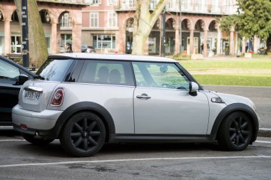 Mulhouse - Fransa - 24 Şubat 2021 - Sokağa park etmiş gri mini Cooper 'ın profil görüntüsü 