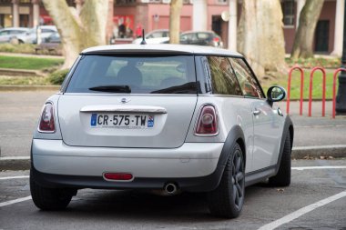 Mulhouse - Fransa - 24 Şubat 2021 - Sokağa park etmiş gri mini fıçının arka manzarası 