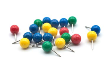 Beyaz arkaplanda renkli kağıt raptiyelerin kapatılması