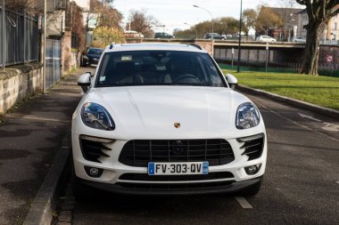 Mulhouse - Fransa - 14 Aralık 2020 - Sokağa park edilmiş beyaz Porsche Maccan SUV 'un ön görüntüsü