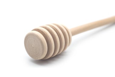 Beyaz zemin üzerinde ahşap bal kaşığı yakın plan 