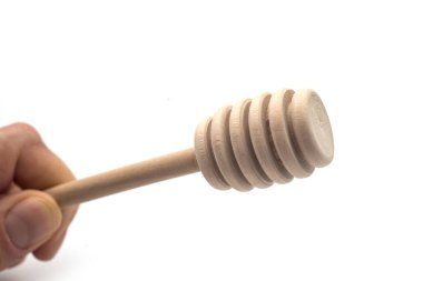 Ahşap bal kaşığının beyaz arka planda yakın plan görüntüsü 