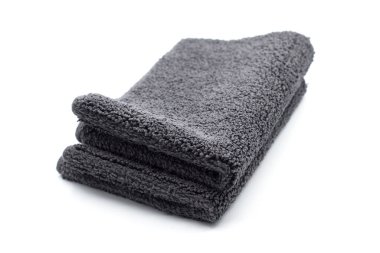 Beyaz arka planda siyah banyo halı yığını.