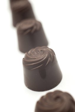 Beyaz arkaplanda çikolata koleksiyonu yakın plan