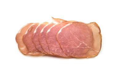 Beyaz arka planda tütsülenmiş jambon dilimleri.