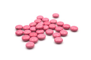 Beyaz arkaplanda pembe küçük şekerlerin yakın plan çekimi